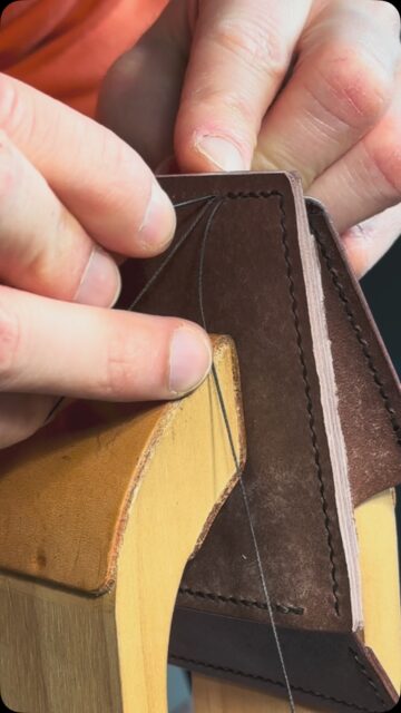 Szycie to chyba najbardziej czasochłonny etap, ale też jeden z przyjemniejszych podczas pracy. Wymaga skupienia i powtarzalności. Daje tyle samo satysfakcji co widok pięknie wykończonych krawędzi😍

No.17 na finiszu 🔥

Portfel posiada łącznie 7 kieszonek, 3 przeznaczone na karty, 2 na dodatkowe na karty, wizytówki, złożone banknoty lub drobne notatki, tradycyjną przegródkę na banknoty oraz dużą kieszonkę na monety zamykaną na zatrzask 😊

#portfel #skorzanyportfel 
#skoranaturalna #skoragarbowanaroslinnie
#skora #galanteriaskorzana #kaletnictwo #kaletnik
#rzemiosło #rękodzielo #wykonanerecznie
#pomyslnaprezent
#wallet #leatherwallet #bifoldwallet
#leatherwork #leathercraft #leathergoods
#leather #naturalleather #vegetabletannedleather
#handcrafted #handmade #handstitched
#edc #everydaycarry