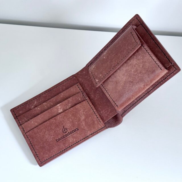 Portfel posiada łącznie 7 kieszonek, 3 przeznaczone na karty, 2 na dodatkowe na karty, wizytówki, złożone banknoty lub drobne notatki, tradycyjną przegródkę na banknoty oraz dużą kieszonkę na monety zamykaną na zatrzask 😊

#portfel #skorzanyportfel
#skoranaturalna #skoragarbowanaroslinnie
#skora #galanteriaskorzana #kaletnictwo #kaletnik
#rzemiosło #rękodzielo #wykonanerecznie
#pomyslnaprezent
#wallet #leatherwallet #bifoldwallet
#leatherwork #leathercraft #leathergoods
#leather #naturalleather #vegetabletannedleather
#handcrafted #handmade #handstitched
#edc #everydaycarry