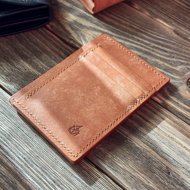 Wykonany w całości ręcznie z włoskiej skóry Maya. Portfel posiada łącznie 6 kieszonek, 3 przeznaczone na karty lub wizytówki, 2 na karty, wizytówki, złożone banknoty lub drobne notatki oraz główną na złożone banknoty lub drobne notatki.

Link do sklepu w Bio😊

#portfel #skorzanyportfel #portfelnakarty
#skora #galanteriaskorzana
#rzemiosło #rekodzielo #rekodzielo_pl #recznierobione
#pomyslnaprezent #handmadepoland