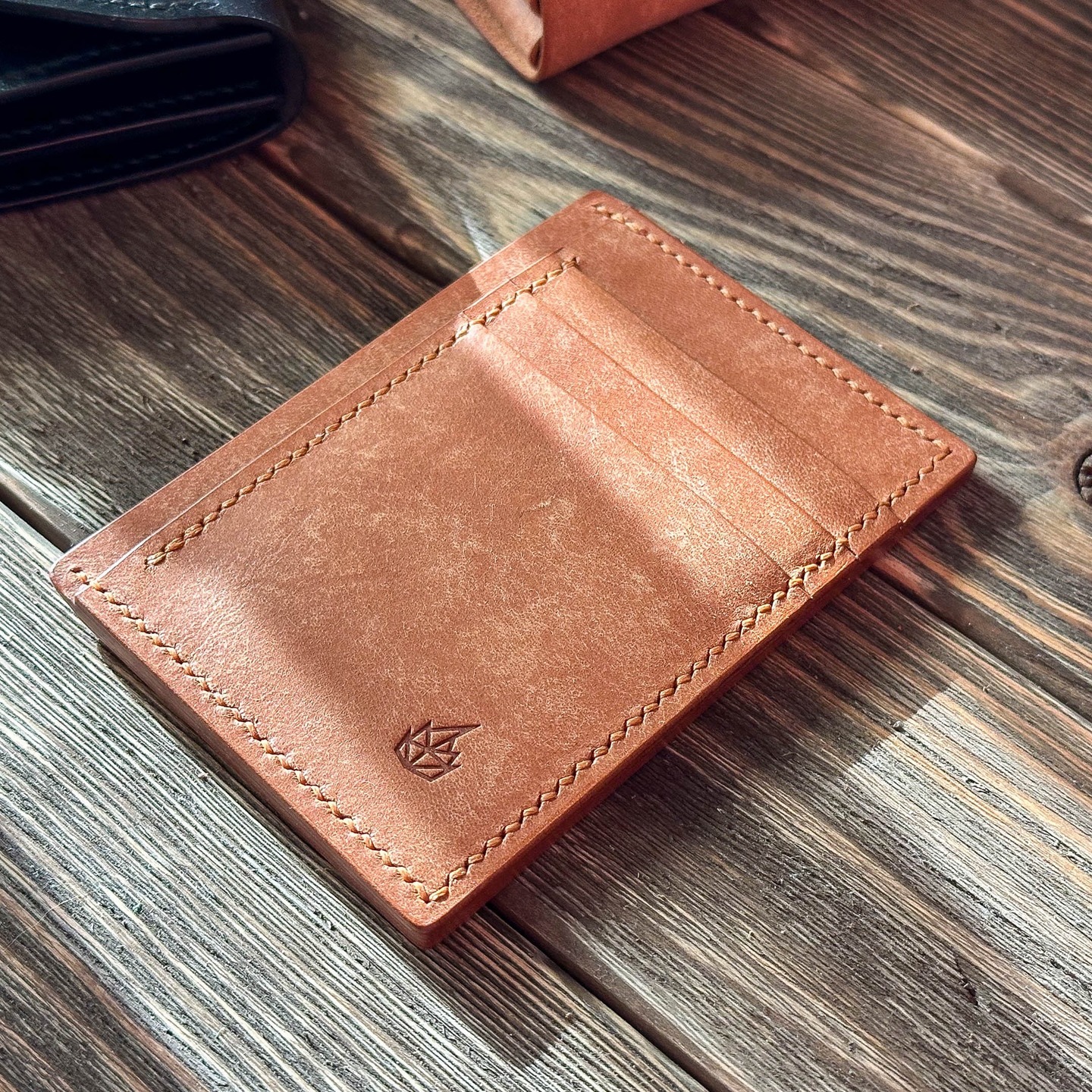 Wykonany w całości ręcznie z włoskiej skóry Maya. Portfel posiada łącznie 6 kieszonek, 3 przeznaczone na karty lub wizytówki, 2 na karty, wizytówki, złożone banknoty lub drobne notatki oraz główną na złożone banknoty lub drobne notatki.

Link do sklepu w Bio😊

#portfel #skorzanyportfel #portfelnakarty
#skora #galanteriaskorzana
#rzemiosło #rekodzielo #rekodzielo_pl #recznierobione
#pomyslnaprezent #handmadepoland