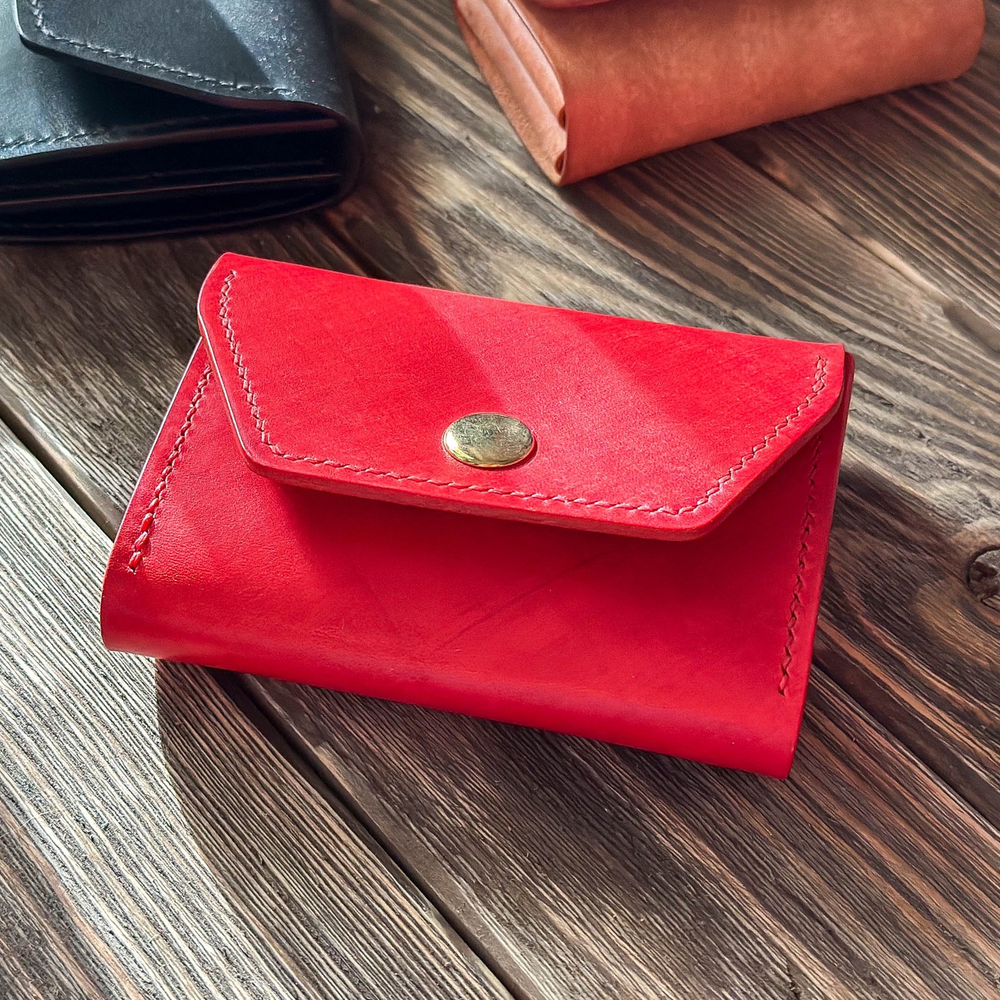 No. 37. Nowość w mojej ofercie. Tym razem na specjalne zamówienie😍

Skóra Mozart w kolorze czerwonym, nić Slam Rosso🔥

🇬🇧 No. 37. A new addition to my collection. This time, made to order 😍

Mozart leather in red, stitched with Slam Rosso thread 🔥

#portfel #skorzanyportfel #portfelnakarty
#skora #galanteriaskorzana
#rzemiosło #rekodzielo #rekodzielo_pl #recznierobione
#pomyslnaprezent #handmadepoland