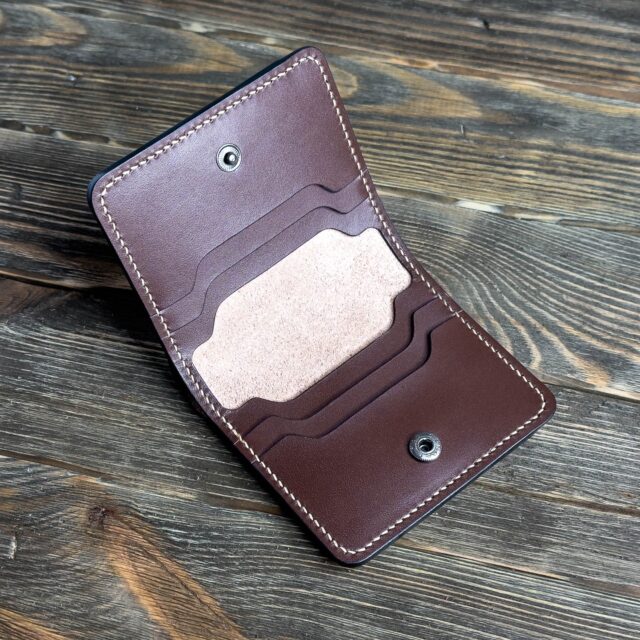 no21 przygotowany na zamówienie, dodany zatrzask i krawędzią barwione na czarno. Oczywiście wykonany w całości ręcznie z włoskiej skóry Maya. Portfel posiada łącznie 7 kieszonek, 6 przeznaczonych na karty lub wizytówki oraz tradycyjną przegródkę na banknoty.

#portfel #skorzanyportfel
#skoranaturalna #skoragarbowanaroslinnie
#skora #galanteriaskorzana #kaletnictwo #kaletnik
#rzemiosło #rękodzielo #wykonanerecznie
#pomyslnaprezent
#wallet #leatherwallet #bifoldwallet
#leatherwork #leathercraft #leathergoods
#leather #naturalleather #vegetabletannedleather
#handcrafted #handmade #handstitched
#edc #everydaycarry