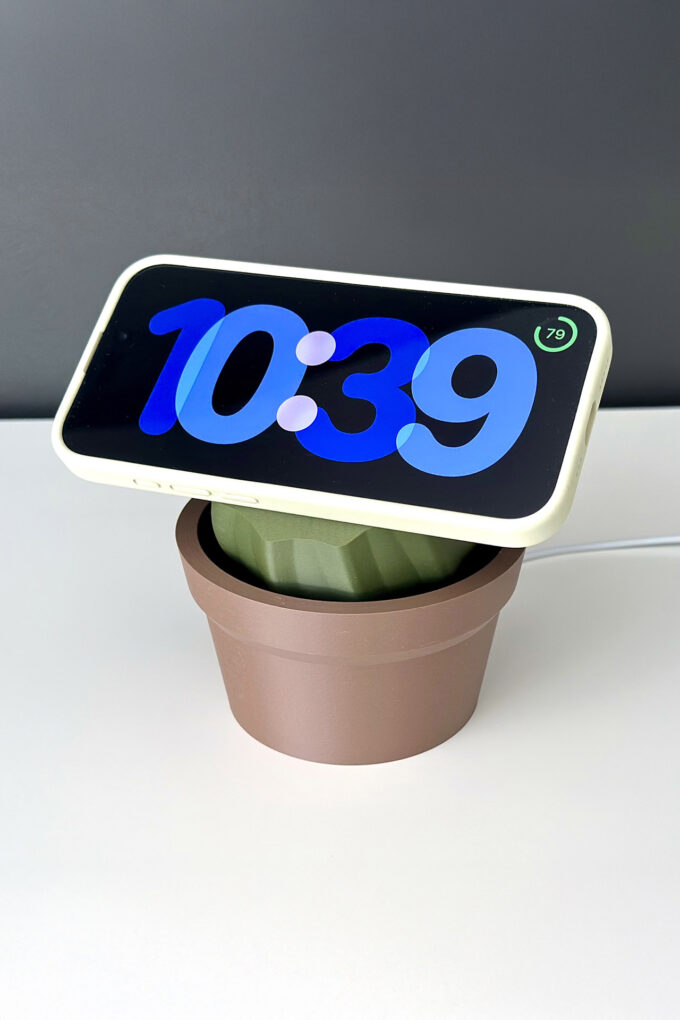 MagSafe Apple iPhone charging stand / Cactus